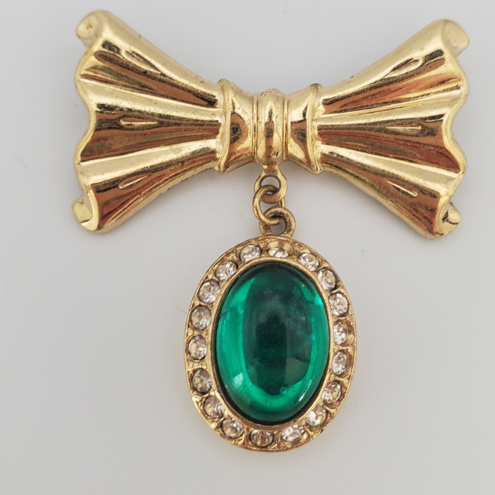 Elegant Gold Bow & Emerald Green Jewel Stone Pendant
